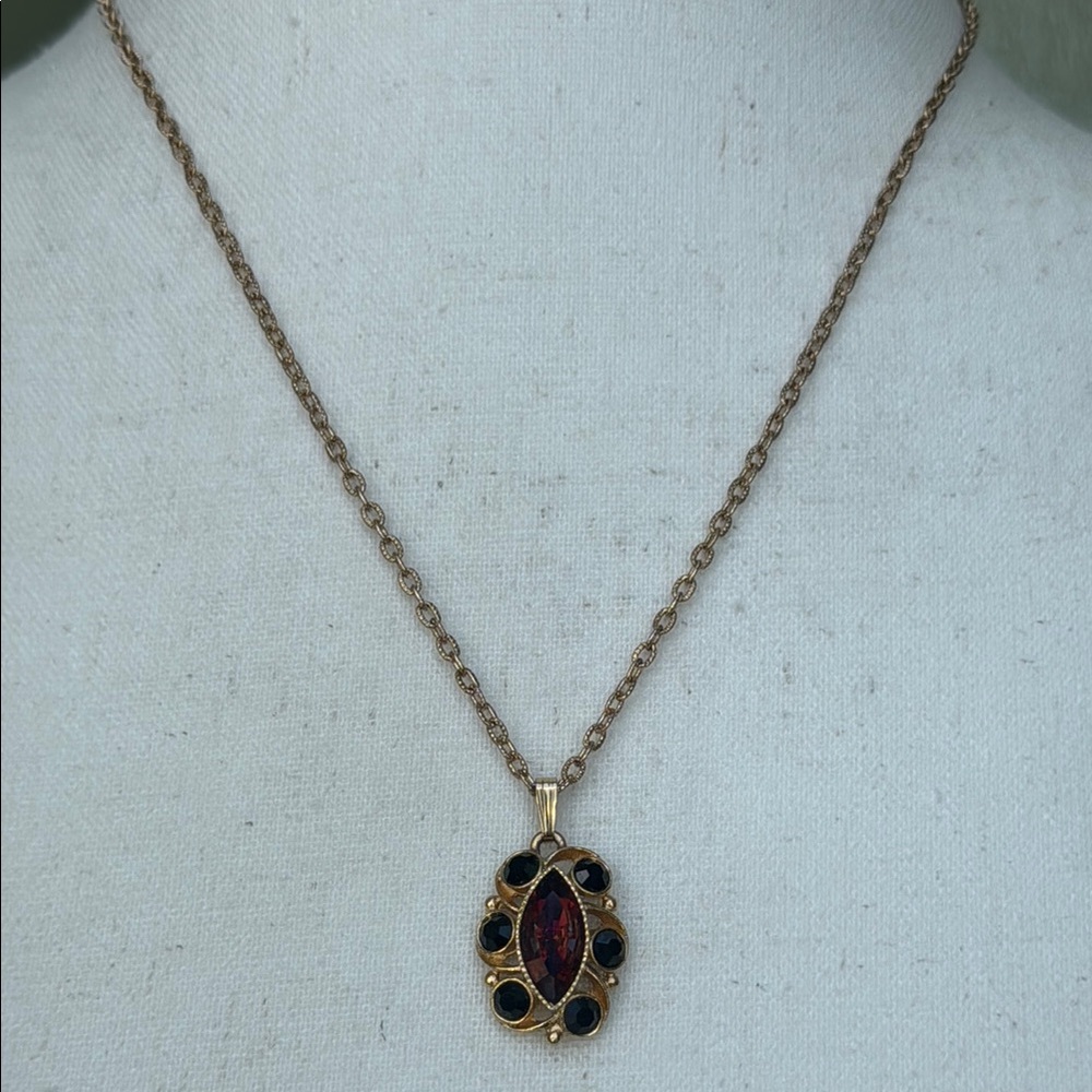 Sarah Coventry vintage pendant necklace